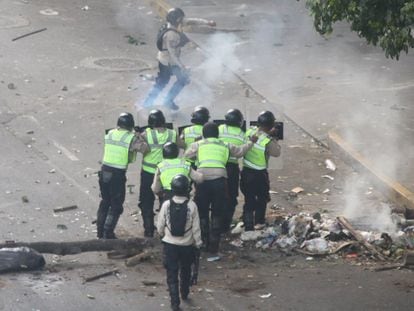 Las fuerzas del orden del Gobierno venezolano intervienen en una manifestación opositora.