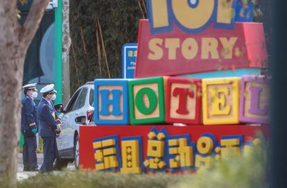 Agentes de seguridad chequean un vehículo a la entrada del parque Disney Resort en Shanghai (China), el lunes.