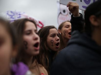 Concentración de estudiantes durante la manifestación feminista del 8 de marzo de 2018 en la Puerta del Sol de Madrid.