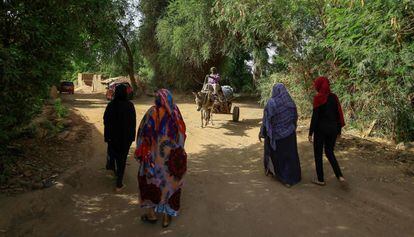 Cuatro mujeres sudanesas caminan juntas por un barrio de la capital del país, Jartum, el pasado 5 de mayo de 2020, pocos días después de que Sudán prohibiese por ley la práctica de la mutilación genital femenina.