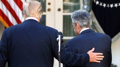 El presidente de EE UU, Donald Trump, apoya su mano sobre la espalda del presidente de la Fed, Jerome Powell.
