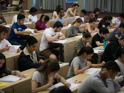 Pruebas de la selectividad en junio de 2019 en la facultad de Economía y Empresa de la Universidad de Barcelona.