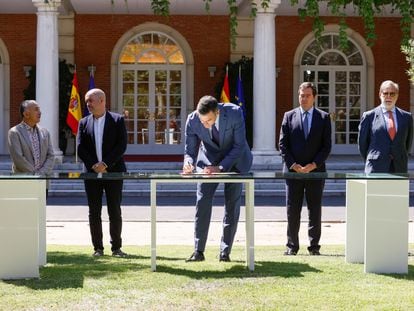 De izquierda a derecha, Pepe Álvarez, Unai Sordo, Pedro Sánchez, Antonio Garamendi y Santiago Aparicio, el pasado 1 de julio durante la firma de la reforma de las pensiones.