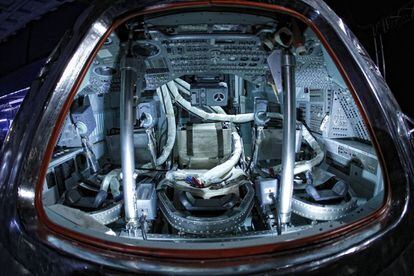 Los viajes espaciales no son muy cómodos. Aquí se pueden ver las estrecheces que sufren los astronautas en una réplica a tamaño real de la misión Apolo.