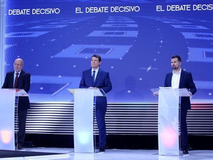 Luis Tudanca, Alfonso Fernández Mañueco y Francisco Igea durante el segundo y último debate televisivo de cara a las elecciones autonómicas celebrado este miércoles en Valladolid.