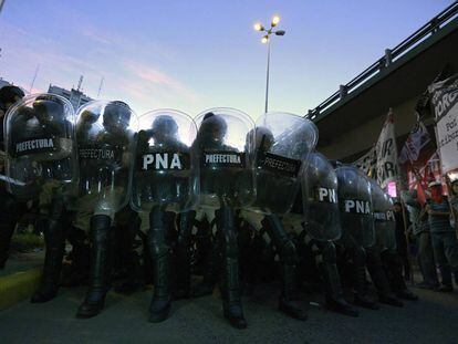 Efectivos de la Prefectura Naval contiene el corte de un acceso a Buenos Aires durante la huegla de la CGT del pasado 6 de abril.