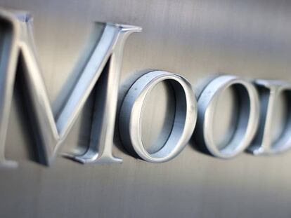 Moody's rebaja la perspectiva de la banca española por su lentitud para 'soltar' ladrillo