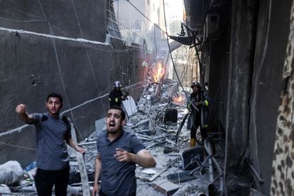 Bomberos intentan apagar el incendio del edificio en el que se hallaba el líder de Yihad Islámica.