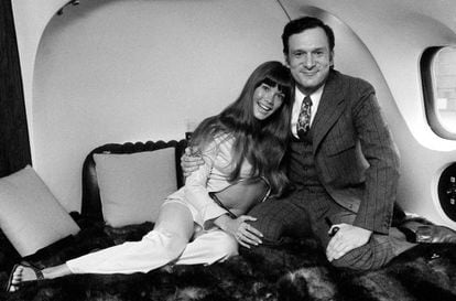 Hugh Hefner y la modelo Barbara Benton, en 1970 a bordo del jet provado del fundador de 'Playboy', al que le puso por nombre ' The Big Bunny'.
