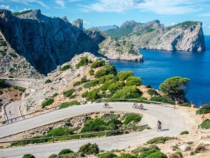 Ciclistas en la carretera al cabo de Formentor, en Mallorca.