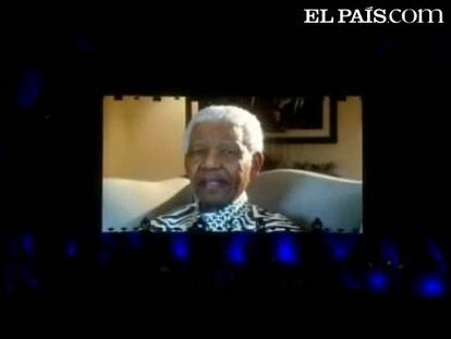 El Radio City Music Hall de Nueva York ha vibrado esta noche con la diversidad de sonidos y voces que una serie de grandes artistas internacionales ha dedicado al líder sudafricano Nelson Mandela en su 91 cumpleaños. El concierto-homenaje ha contado con las actuaciones, entre otros, de Cindy Lauper, Queen Latifah, el rapero Wyclf Jean, el mito de la disco music Gloria Gaynor o la reina del soul, Aretha Franklin; además de la primera dama francesa, Carla Bruni, acompañada por el británico Dave Stewart.