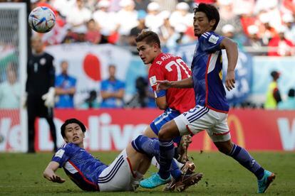 El japonés Daichi Kamada, en el suelo, disputa un balón con Brandon Aguilera, de Costa Rica, este domingo en el estadio Áhmad Bin Ali en Rayán (Qatar). 
