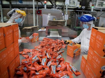 Empaquetado de Conguitos en la fábrica de Lacasa.