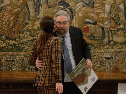 El Arateko, Manuel Lezertua, saluda este miércoles a la presidenta del Parlamento vasco, Bakartxo Tejeria.