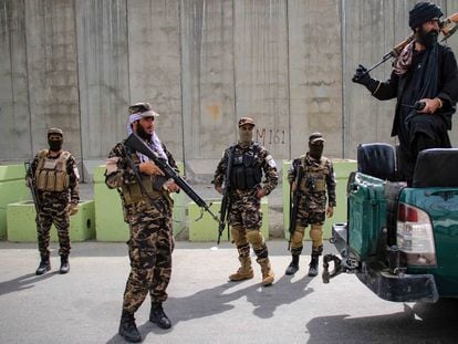 Militares talibanes vigilan la zona de Kabul donde se encuentra la vivienda en la que ha sido asesinado Al Zawahiri.