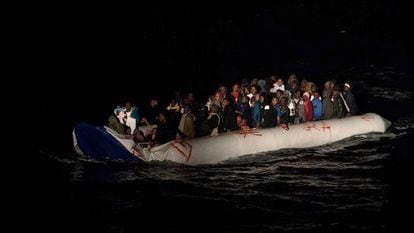 Imagen de la barcaza con inmigrantes que han sido rescatados por el 'Ocean Viking' esta madrugada.