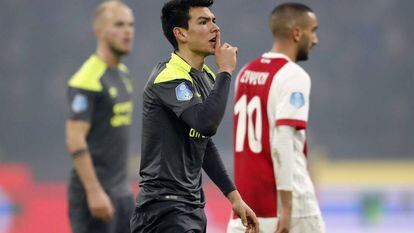 Lozano durante el derbi contra el Ajax.