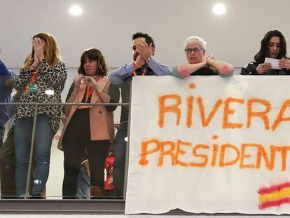 Simpatizantes de Ciudadanos en la sede del partido durante la noche electoral. En vídeo, declaraciones de Rivera.