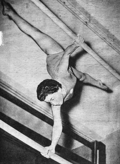 Elena Artamendi en su época de gimnasta.