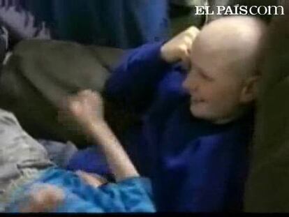 Hasta en el amor por su hijo rigen los dictados de fe: la católica de un grupo americano que rechaza la medicina y sólo confía en la curación por métodos naturales... incluso para el cáncer mortal que sufre Danny! Aseguran que es la quimioterapia lo acabará matándolo a sus 13 años! La justicia de Minnesota ha intervenido: prevelece el cuidado de los hijos y obliga a sus padres a tratarlo... Así que, madre e hijo han huido. Se fugaron el martes.