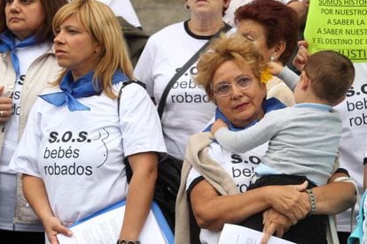 Miembros de SOS Bebés Robados se manifiestan en San Sebastián.