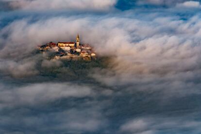 Istria (Croacia). Aunque pertenezca oficialmente Croacia, en esta soleada península hierve un rico guiso cultural y lingüístico. Un viaje por carretera promete un poco de la 'dolce vita', con comunidades de etnia italiana que residen en sus localidades costeras. El pueblo más bonito es Rovinj, cuya torre de la iglesia de Santa Eufemia es el vivo retrato del campanario de la veneciana plaza de San Marcos. Siguiendo por la costa rumbo sur, orillando calas azules y a la sombra de pinos carrascos, pronto se llegará a Pula, con un anfiteatro romano de película. Además, es la entrada al archipiélago que forma el Parque Nacional de Brioni. Se recorre la costa este de Istria hasta el puerto de Rijeka para luego torcer hacia el interior y regresar a Rovinj, pasando por campos arbolados y pintorescos pueblos cimeros como Buzet y Motovun. Inicio y final en Rovinj. Distancia: 300 kilómetros.