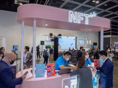Un puesto sobre NFT en la feria tecnológica de Hong Kong, el pasado 1 de noviembre.