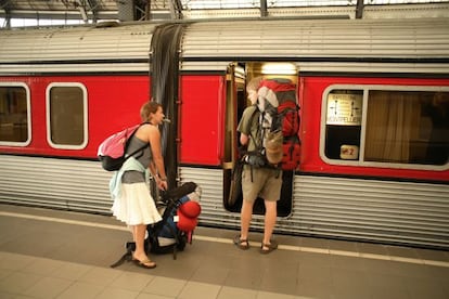 Dos usuarios de Interrail suben al tren en la estación de Montpellier (Francia).  