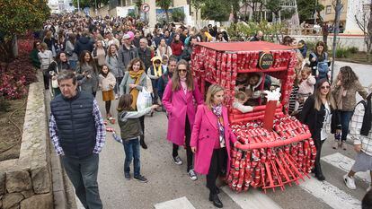 Arrastre de latas en la víspera de los Reyes Magos en Algeciras, tradición que data desde principios del siglo XX y que cada año reúne a más personas. Parten de la Plaza de Andalucía hasta llegar al Llano Amarillo, donde esperan a los Reyes.