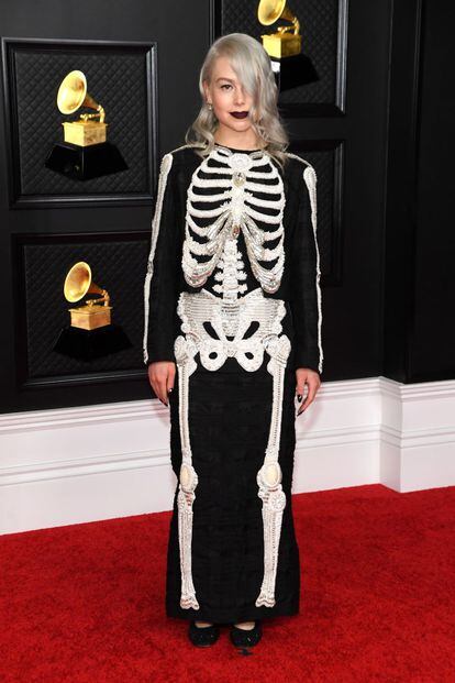 Phobe Bridgers acudía nominada a cuatro premios por Punisher. Su original vestido, con un esqueleto de pedrería, lo firma Thom Browne.