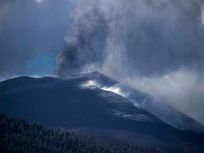 El volcán de Cumbre Vieja, en La Palma, este martes.