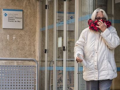 Una dona surt del CAP de Premià de Mar.