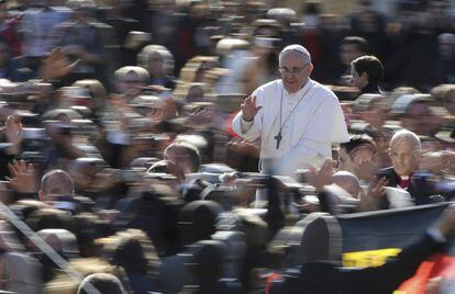 El Papa Francisco ha salido, en torno a las 8.45, horas de la Casa de Santa Marta para recorrer en 'jeep' descubierto, en lugar del 'papamóvil', la Plaza de San Pedro.