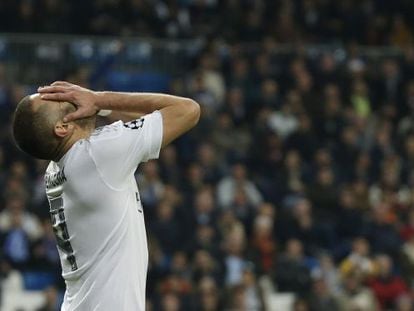 Karim Benzema es lamenta per una ocasió fallada.