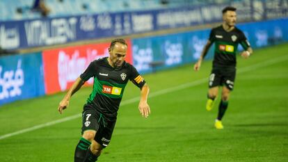 Nino, delantero del Elche, controla un balón este domingo en el partido ante el Zaragoza.