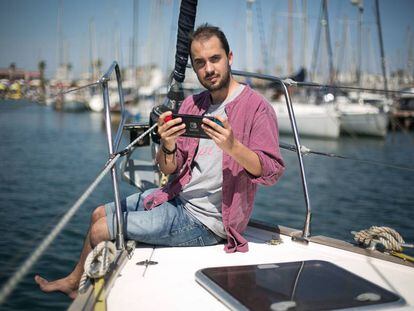 El creador de 'Koral' en un velero en el Port Vell de Barcelona.