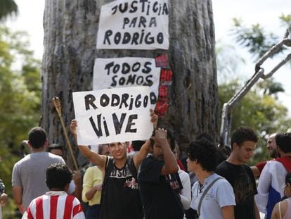 Un grupo de manifestantes reclama justicia para el joven muerto por disparos de la policía. Vídeo: Cartes, el presidente de Paraguay, solicita una mesa de diálogo con la oposición y la Conferencia Episcopal.