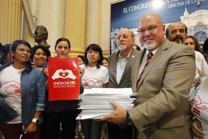 Activistas entregaron firmas en el Congreso en favor de la uni&oacute;n civil