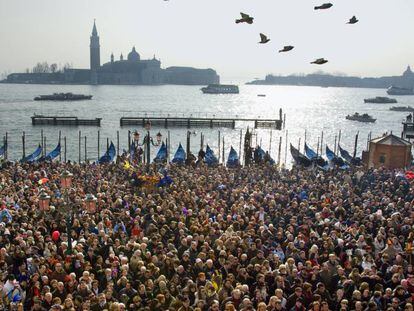 Una multitud llena la plaza de San Marcos en la apertura del carnaval de Venecia.