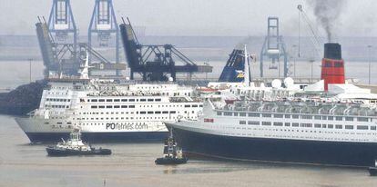 'Pride of Bilbao' junto al Queen Elizabeth II a la entrada del Puerto, en 2006.