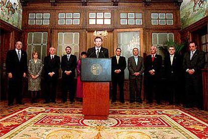 Juan José Ibarretxe, durante la declaración institucional que realizó ayer junto a todos los miembros de su Gobierno en Vitoria.