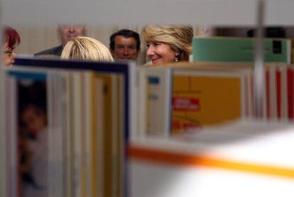 La presidenta regional, Esperanza Aguirre, durante la inauguración de la nueva biblioteca Luis Rosales de Carabanchel.