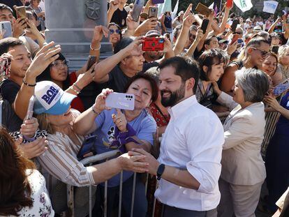 El presidente de Chile, Gabriel Boric, saluda a simpatizantes en el palacio de La Moneda, el pasado sábado en Santiago de Chile.