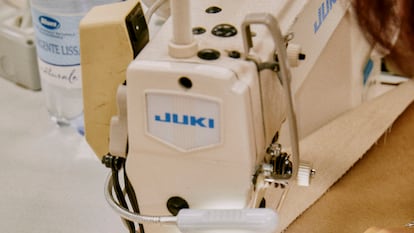 Una operaria haciendo un bolsillo del 101801.