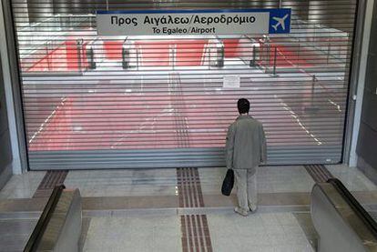 Aspecto de una boca de metro de Atenas ayer, durante la huelga de trabajadores del transporte público.