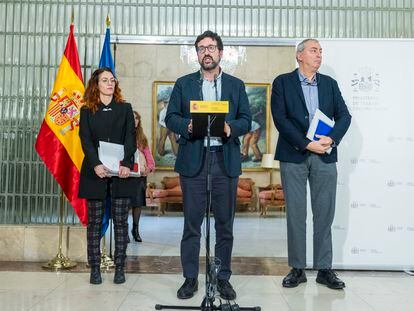 El secretario de Estado de Empleo, Joaquín Pérez-Rey, junto a Alba Catalán y Ricardo Morón, antes de la reunión con sindicatos y empresarios, este jueves en Madrid.