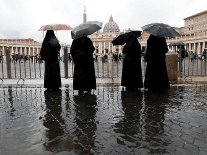 Un grup de monges, enfront de la basílica de Sant Pere al Vaticà.