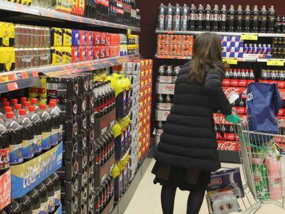 Lineal de refrescos en un supermercado de Mercadona.