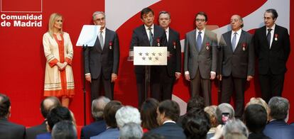 Cristina Cifuentes, junto a los rectores madrileños premiados el pasado 2 de mayo.