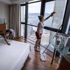 Personal de limpieza pone al día el hotel Bali, de Benidorm (Alicante), ante su próxima reapertura.